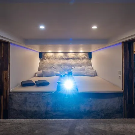 200 Qm Schwimmendes Penthouse *